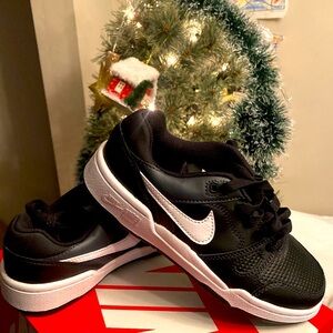 NWT NIKE Full Force Low Top